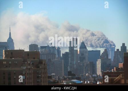 Rauch aus den Twin Towers folgenden wogenden September 11. terroristischen Angriff auf World Trade Center. Foto von der Midtown West in der Nähe von 60th Street innerhalb der ersten 72 Minuten des Angriffs. New York City, 11. September 2001. (BSLOC 2015 2 39) Stockfoto