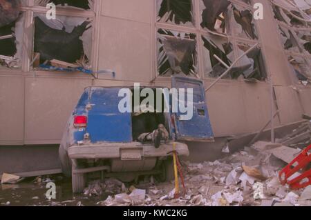 Feuerwehrmann Kontrolle innerhalb der Rückseite einer Van nach 9-11 Terroranschlag in New York City. Der van war unter dem eingestürzten Norden Fußgängerbrücke über dem West Side Highway (West St.). Sept. 11, 2001. (BSLOC 2015 2 51) Stockfoto