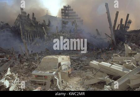Ein Staub bedeckt Krankenwagen in den Resten des World Trade Centers am 13. September 2001. Rettungsassistenten im Hintergrund sind das Ausmaß der Ruinen vermitteln. New York City, nach dem 11. September 2001 Terroranschläge. (BSLOC 2015 2 66) Stockfoto