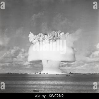 Der BAKER-Test von Operation Crossroads, 25. Juli 1946. 2 Sekunden nach der Unterwasser Detonation bildete die "Geburtstagskuchen auf einem Teller" Bühne der Explosion Cloud. 2 Millionen Tonnen Wasser steigt, hoch aufragenden über die Ziel-Schiffe. An der Wolkenbasis fegt eine Wand Spray, Nebel und Luft nach außen, wie Millionen von Tonnen Wasser zurück in die Lagune fiel. (BSLOC 2015 2 7) Stockfoto