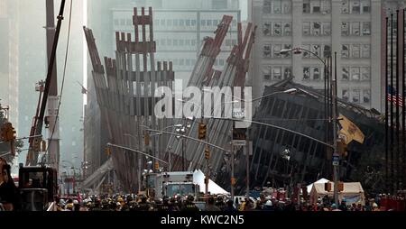 Reste des World Trade Centers auf Freitag, 14. September 2001. Feuerwehr und Rettung Arbeiter sammeln bei den Ruinen beim Besuch von Präsident George Bush zum Ground Zero nach 9 / 11 Terroranschläge. World Trade Center, New York City, nach dem 11. September 2001. (BSLOC 2015 2 70) Stockfoto