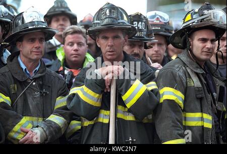 Feuerwehrmänner von der 240. Engine Company während Präsident George W. Bushs Besuch zum Ground Zero. 14. September 2001. Auf 9 / 11 sie war in den Südturm bestellt worden, aber es brach zusammen, als sie weniger als einen Block entfernt waren. (BSLOC 2015 2 72) Stockfoto