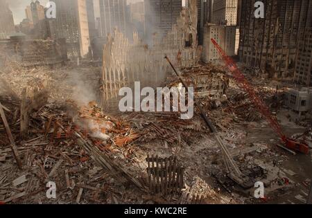 In der breiten Ansicht von Verwertungsverfahren im World Trade Center, New York, Sept. 17, 2001. In der Mitte ist der Stapel und Überreste des WTC 2, der Südturm und WTC 3, Marriott World Trade Center, sobald ein 22-stöckiges Hotel. Nach dem 11. September 2001 Terroranschläge. (BSLOC 2015 2 93) Stockfoto