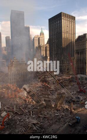 Blick auf Ground Zero aus dem Nordwesten nach den terroristischen Anschlägen von 9 / 11. Im Vordergrund links befinden sich die Ruinen des Nordturms und in der Mitte, diejenigen des Südturmes. Mehr als 1 Million Tonnen Schutt blieb auf das World Trade Center. 17. September 2001, New York City. (BSLOC 2015 2 94) Stockfoto