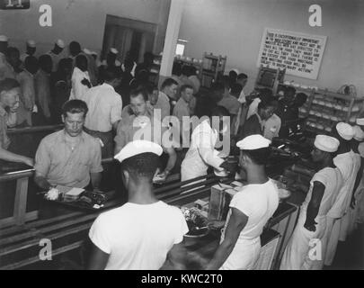 Afrika Amerika Soldaten in Mess Hall mit weißen zuerst in Hastings, Nebraska, 1944. Im Juni 1944, ethnischen Konflikt an der Hastings Marine Munitionsdepot, die über ein Drittel der Munition für die US Navy produziert ausbrach. Dieses Foto wurde in der Untersuchung, die gefolgt. Weltkrieg 2 (BSLOC 2015 13 100) Stockfoto