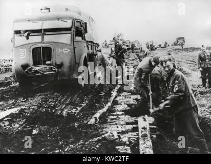 Deutsche Armee kämpft im Herbst Schlamm der Armee in Stalingrad im Okt. 1942 zu liefern. Roadbuilders haben Protokolle eine Straße Bett zu erstellen, aber es ist immer noch unvollständig und instabil. Weltkrieg 2 (BSLOC 2015 13 110) Stockfoto