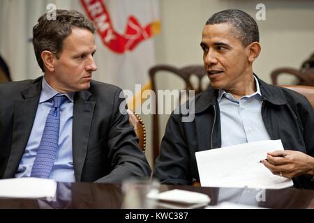 Us-Präsident Barack Obama Gespräche mit Finanzminister Timothy Geithner. Sie waren in einem Wochenende Finanzpolitik treffen im Roosevelt Raum des Weißen Hauses, Samstag, April 9, 2011. (BSLOC 2015 13 248) Stockfoto