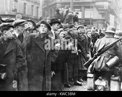 Bewohner von Prag, Tschechoslowakei, beobachten Sie eindringenden Deutschen Armee, März 1939. (BSLOC 2015 13 32) Stockfoto