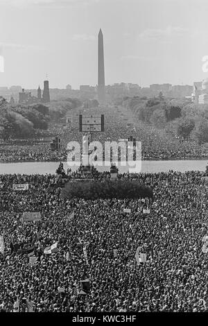 Demonstranten auf der National Mall bei der Million Man March, im Blick auf das Washington Monument. Okt. 16, 1995. Louis Farrakhan, der Nation des Islam, der März geführt. Referenten waren: Rosa Parks, Dorothy I. Höhe, James Wate, Dr. Cornel West, Benjamin Chavis Muhammad. (BSLOC 2015 14 109) Stockfoto