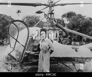 Dr. Valerie Andre, vor Ihr Helikopter in Tonkin, Vietnam, 1952. Sie diente in der französischen Armee als Neurochirurg und lernten, Hubschrauber zu fliegen, verwundete Soldaten zu erreichen. Von 1952-53, sie gerettet 165 Soldaten und Fallschirm zu behandeln Verwundete benötigen eine sofortige Operation. 1976 wurde sie die erste Frauen im Rang eines General der französischen Armee zu erreichen. (BSLOC 2015 14 120) Stockfoto