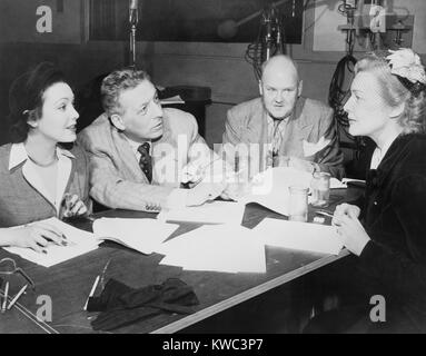 Schauspieler Proben ein Radio Dramatisierung der Spielen wieder 'Auf Wiedersehen' für ein Radio Leistung, 1950. An der Belasco Theatre, L-R: Linda Darnell, Ezio Pinza, Homer Ficket, und Madeleine Carroll. (BSLOC 2015 14 159) Stockfoto