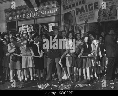 Bobby Soxer Fans warten gespannt Frank Sinatra außerhalb des Paramount Theatre zu sehen. New York City, Okt. 12, 1944. (BSLOC 2015 14 163) Stockfoto