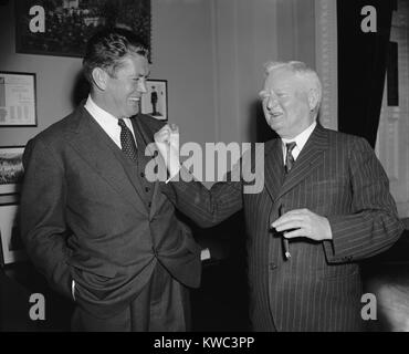 Vice President James Garner zeigt seine mächtige 'Recht' auf Gene Tunney, 3. Mai 1938. Der ehemalige Weltmeister im Schwergewicht, Business Executive, wurde in Washington Schnaps steuern mit Finanzminister Morgenthau zu diskutieren. (BSLOC 2015 14 17) Stockfoto