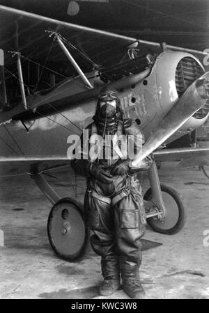 Test Pilot Paul König in einem Pelzwerk gefüttert Leder fliegen und sauerstoffmaske vor, 17. Okt. 1925. Er wird die NACA Vought VE-7 Fliegen, die Langley Field, Hampton, Virginia. Nationalen Beratenden Ausschuss für die Luftfahrt, NACA, war ein Bundesamt im Jahr 1915 gegründet und war der Vorläufer der NASA. (BSLOC 2015 14 195) Stockfoto