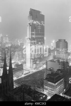 Nacht Blick vom Rockefeller Center und RCA-Gebäude von 515 Madison Avenue am Dez. 5, 1933. Die lose über der Straße von St. Patrick's Cathedral (unten links) erwarten. Der Komplex von 19 kommerziellen Gebäude wurde im Jahr 1939 abgeschlossen. Foto von Samuel H. Gottscho. (BSLOC 2015 14 201) Stockfoto