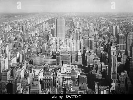 Blick nach Norden von der NYC Empire State Building, enthält das neue RCA-Gebäude. Sept. 11, 1933. Darüber hinaus sind die Upper West- und Ostseite, direkt angrenzend an den Central Park. Foto von Samuel H. Gottscho. (BSLOC 2015 14 204) Stockfoto