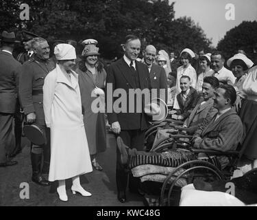 Präsident Calvin Coolidge und First Lady besucht Weltkrieg 1 Veteranen deaktiviert. Ca. 1923-28. (BSLOC 2015 15 129) Stockfoto