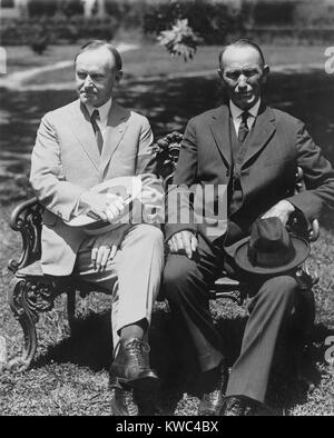 President Coolidge und sein Vater, George Tryon Harding, Sr. auf dem Rasen des Weißen Hauses sitzt. Juli 1924, kurz nach dem Tod des 16 Jahre alten Sohn, der dem Präsidenten Calvin Coolidge Jr. (BSLOC 2015 15 167) Stockfoto