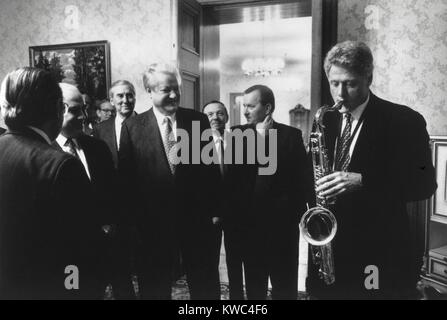 Präsident Bill Clinton spielt das Saxophon zu ihm präsentierte der russische Präsident Boris Jelzin. Jelzin hosted ein privates Abendessen am Novoya Ogarova Datscha, Russland. Jan. 13, 1994 (BSLOC 2015 2 192) Stockfoto