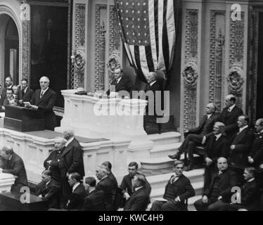 Präsident Warren Harding sprach mit einer gemeinsamen Sitzung des Kongresses. Ca. 1921-23. Hinter ihm, in dem Siegertreppchen werden VP Calvin Coolidge und House Speaker Frederick Gillett. (BSLOC 2015 15 40) Stockfoto