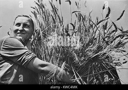 Kollektive Bäuerin mit neu geernteten Weizen. Ca. 1935-40. In der Nähe von Krasnodar, UdSSR, (BSLOC 2015 2 255) Stockfoto