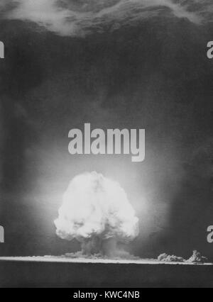 "Trinity" Explosion in Los Alamos, Alamogordo, New Mexico. 16. Juli 1945. Foto 9 Sekunden nach die ersten Trinity Detonation die Mushroom Cloud zeigt. Manhattan-Projekt, dem 2. Weltkrieg. (BSLOC 2015 2 28) Stockfoto