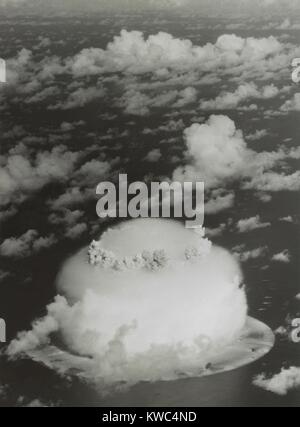 Der BAKER-Test von Operation Crossroads, 25. Juli 1946. Das Foto zeigt die kuppelförmige Kondensation Wolke um die Gasblase des Feuerballs. (BSLOC 2015 2 3) Stockfoto