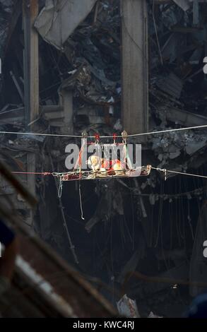 Ein Rettungshund wird aus den Trümmern des World Trade Centers, 15. September 2001 transportiert. New York City, nach dem 11. September 2001 Terroranschläge. US Navy Foto-Journalisten 1. Klasse Preston Keres (BSLOC 2015 2 82) Stockfoto