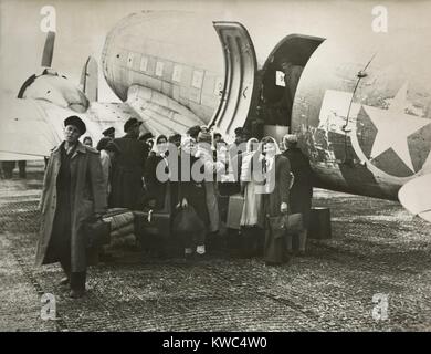 Eine Gruppe von Russen der Rückkehr in die Sowjetunion in einem amerikanischen Flugzeug, 1945. In den besetzten Gebieten der UDSSR, die deutsche Armee entführt Jugendliche und junge Erwachsene aus den Straßen und versendet sie an Deutschland als "osteuropäischen Arbeiter." Bei der Rückkehr in die Sowjetunion, als 'sozial gefährlich", sie waren gegen in Bildung und Beschäftigung diskriminiert. Viele hatten Exil zu entfernten Standorten in der Sowjetunion. (BSLOC 2015 13 115) Stockfoto