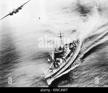 Kleine japanische Krieg Schiff durch US-amerikanische B-25 Bomber in der Bismarck Sea, 21. März 1944 bombardiert. Die Schiffe crew gesehen laufen für die Abdeckung. Das Schiff wurde durch den Angriff in der Nähe von neuen Irland versenkt. Weltkrieg 2 (BSLOC 2015 13 121) Stockfoto
