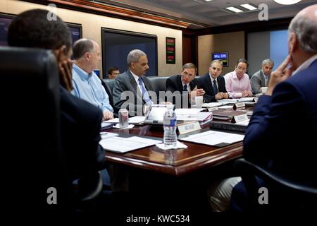 CIA-Direktor David Petraeus sprechen während einer Sitzung der nationalen Sicherheit wie Obama (links) hört. Lage Zimmer des Weißen Hauses, Sept. 10, 2011. (BSLOC 2015 13 267) Stockfoto