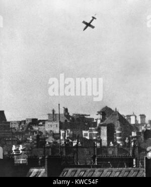 Deutsche Roboter Flugzeug, V-1 Buzz Bombe fällt über eine Stadt im Süden Englands. Juni 22, 1944, 2.Weltkrieg (BSLOC 2015 13 37) Stockfoto