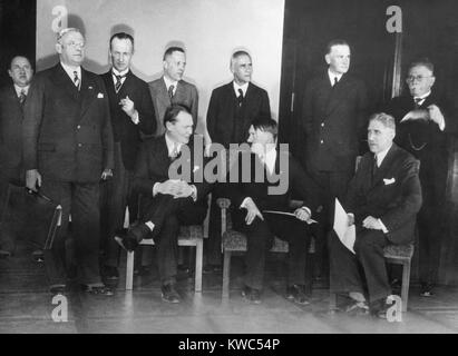 Adolf Hitler und seinem Kabinett, 30. Januar 1933, dem Tag, an dem er Premierminister wurde von Deutschland. Sitzt, L-R: Göring, ohne Portfolio, Adolf Hitler, Bundeskanzler; von Papen, Vizekanzler. Stehend, L-R: Franz Seldt, Arbeit; Walther Funk, Staatssekretär Propaganda; Günther Gereke, Reichskommissar der östlichen Gebiete, Lutz Graf Schwerin von Krosigk, Finanzen; Wilhelm Frick, inländische Angelegenheiten; Werner von Blomberg, Reichswehr-Army; Alfred Hugenberg, Wirtschaft und Ernährung. (BSLOC 2015 13 43) Stockfoto