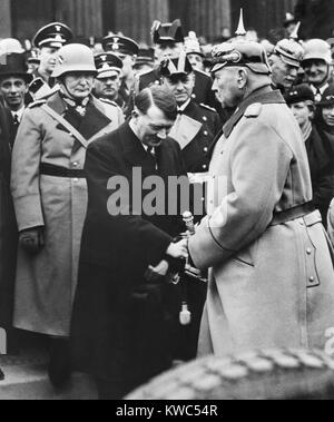 Neu Kanzler Adolf Hitler grüßt Präsident Hindenburg mit einer Trauerfeier ernannt. Berlin, 1933. Hinter Hitler ist Hermann Göring und Joseph Goebbels. (BSLOC 2015 13 44) Stockfoto