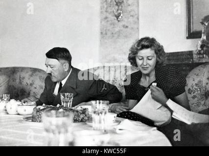 Hitler und Ava Braun am Esstisch in Berchtesgaden, Ca. 1937-1943. Braun war die Gastgeberin an informellen Zusammenkünften, aber versteckt, wenn hohe Beamte der Bayerischen Retreat besucht. (BSLOC 2015 13 60) Stockfoto