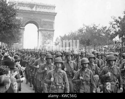 Amerikanische Truppen marschierten entlang der Champs Elysees zu den Beifall der Pariser. August 25, 1944, Weltkrieg 2. Sie sind vollständig für den Kampf ausgerüstet, die nur auf der Durchreise, in der Verfolgung der sich zurückziehenden deutschen Armeen. (BSLOC 2015 13 86) Stockfoto