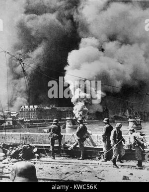 Rotterdams Stadtzentrum brennen nach Antenne Bombardierung durch die Luftwaffe, 14. Mai 1940. Bald danach die Deutsche Luftwaffe bedroht die Stadt Utrecht zu zerstören, wenn die niederländische Regierung nicht aufgeben, was sie auch taten. Weltkrieg 2 (BSLOC 2015 13 89) Stockfoto