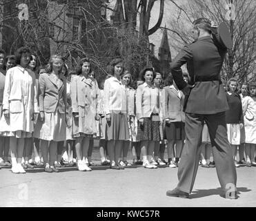 Drill Instructor schaut über Neuankömmlinge Marine Corps der Frauen finden die Officer Candidate School. Ca. 1945. (BSLOC 2015 14 115) Stockfoto