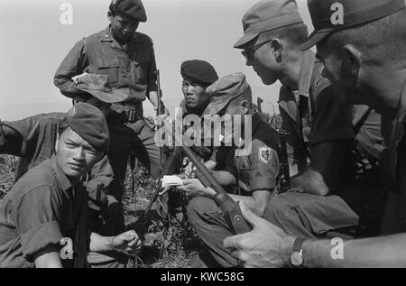 Südvietnamesischen Soldaten mit amerikanischen Soldaten während einer militärischen Operation in South Vietnam. 12.02.1962. Foto von Robert Pfeffer Martin. (BSLOC 2015 14 133) Stockfoto