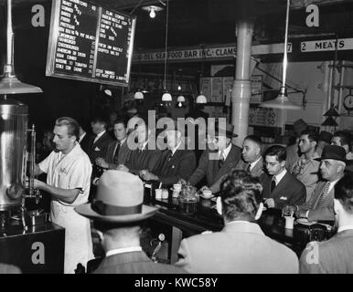 Unternehmer essen an Pete's Bar in Washington, New York City, 1950. (BSLOC 2015 14 143) Stockfoto