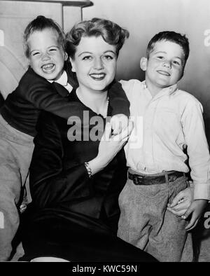 Schauspielerin Angela Lansbury mit Tochter Deidre und Sohn Andrew, 1957. (BSLOC 2015 14 160) Stockfoto