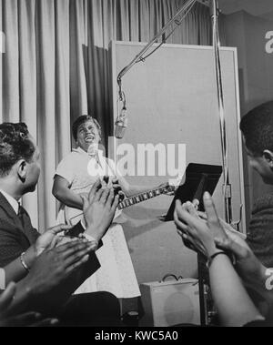 Sister Rosetta Tharpe, "Patin des Rock n' Roll', die in einem MGM Studio 1961. Ihr Evangelium Aufnahmen wurden eine einzigartige Mischung aus spirituellen Texten und rhythmisches/frühen Rock Begleitung. (BSLOC 2015 14 167) Stockfoto