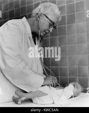Dr. Virginia Apgar Prüfung ein neugeborenes Baby mit Stethoskop, Oktober 2, 1966. Sie stellte das "Apgar Kerbe, "ein Weg zur Gesundheit von Neugeborenen schnell beurteilen. Es wertet die Säuglinge Teint, Pulsfrequenz, Reflex, Aktivität und Atmung." (BSLOC 2015 14 186) Stockfoto