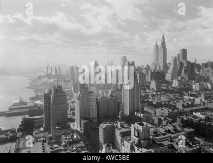 Blick auf Midtown Manhattan aus der 27. Etage des "River House", ein repräsentatives Gebäude. Dez. 15, 1931. In dieser Zeit Block in der Nähe des East River waren unerwünscht, mit Docks, Fleisch verarbeitende Betriebe und der große Edison Kraftwerk. Foto von Samuel H. Gottscho. (BSLOC 2015 14 202) Stockfoto