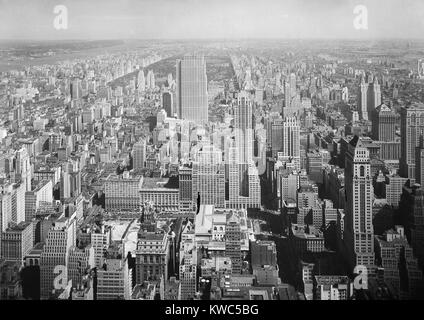 Blick nach Norden von der NYC Empire State Building, enthält das neue RCA-Gebäude. Sept. 11, 1933. Darüber hinaus sind die Upper West- und Ostseite, direkt angrenzend an den Central Park. Foto von Samuel H. Gottscho. (BSLOC 2015 14 204) Stockfoto