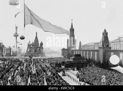 Moskau Feier von Mai, 1960. Demonstrierende Arbeiter Roten Platz Füllen vor Lenins Grab und der Kremlmauer. (BSLOC 2015 14 3). Stockfoto