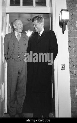 Der designierte Präsident John Kennedy und Dean Acheson nach der Sitzung am 28.11.1960. Acheson war Staatssekretär von 1949 bis 1953, während der Harry Truman Administration. (BSLOC 2015 14 34) Stockfoto