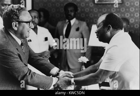 Liberianische Präsident William Tolbert jr. und Henry Kissinger verschluss Hände. ? 1. Mai 1976. Kissinger war auf einem 7-nation Tour der Afrikanischen ab 24. April - 5. Mai 1976. (BSLOC 2015 14 51) Stockfoto