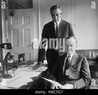 Sekretär des Präsidenten C. Bascom Slemp mit Präsident Calvin Coolidge 1923. Im 19. und frühen 20. Jahrhunderts, die Rolle des "Presidential Sekretärin', um die johannisbeere 'Stabschef im Weißen Haus 'Position ähnlich war. Er schaffte es der Präsident Zeitplan, Kommunikation, Personal und Pressearbeit. (BSLOC 2015 15 112) Stockfoto