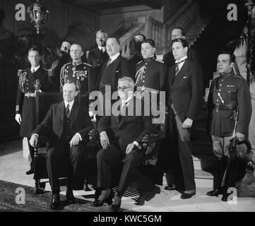 President Coolidge fordert Präsident Machado von Kuba an der kubanischen Botschaft in Washington. April 22, 1927. Gerardo Machado erste Amtszeit (1925-29) waren eine Zeit des Wohlstands. Seine zweite wurde in die Auswirkungen der Großen Depression gefangen, und seine zunehmende Nutzung von Force Power zu halten. 1933 wurde er durch einen unblutigen Putsch gestürzt, unterstützt von den USA (BSLOC 2015 15 124) Stockfoto